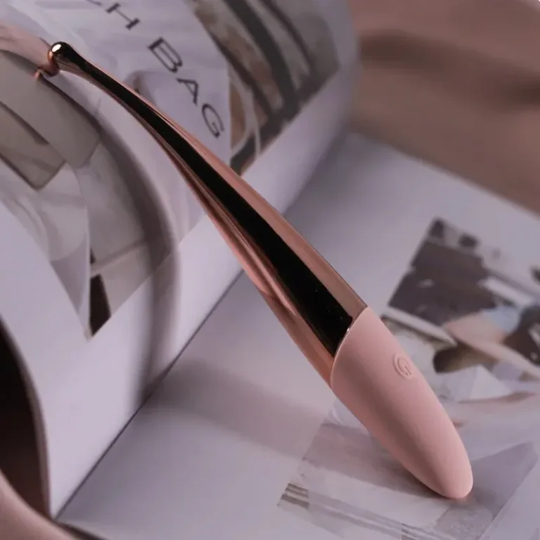 Sextoy YOVO posé sur un magazine, avec lumière douce et ambiance lifestyle