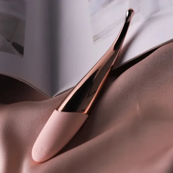 Sextoy YOVO sur tissu satiné rose, valorisé en gros plan pour souligner sa texture et finition