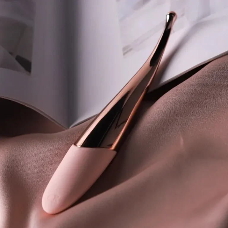 Sextoy YOVO sur tissu satiné rose, valorisé en gros plan pour souligner sa texture et finition
